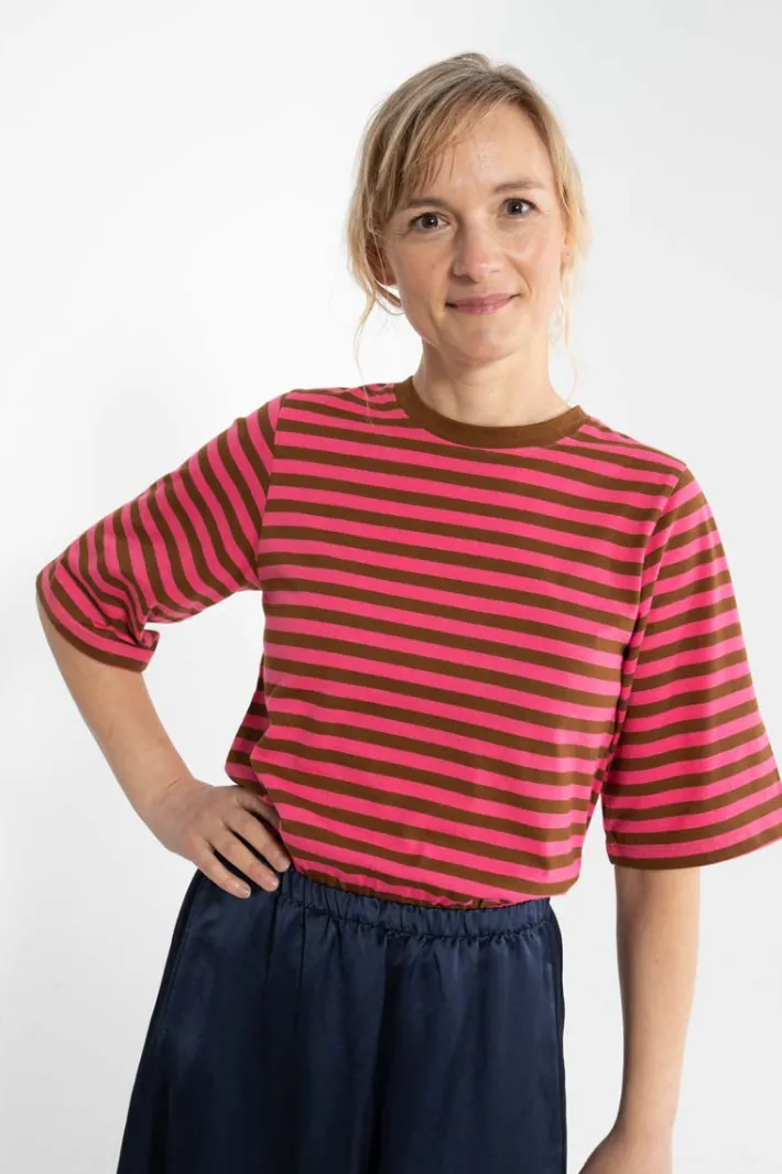 danebasic_glad_tee_tobacc_0.webp Danebasic Glad Tee Tobacco/Bright Pink