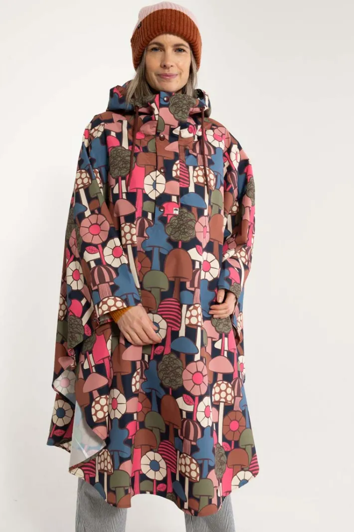 danebodil_rainponcho_dk_n_1.webp Danebodil Rainponcho Dk Navy MYKOLOGI