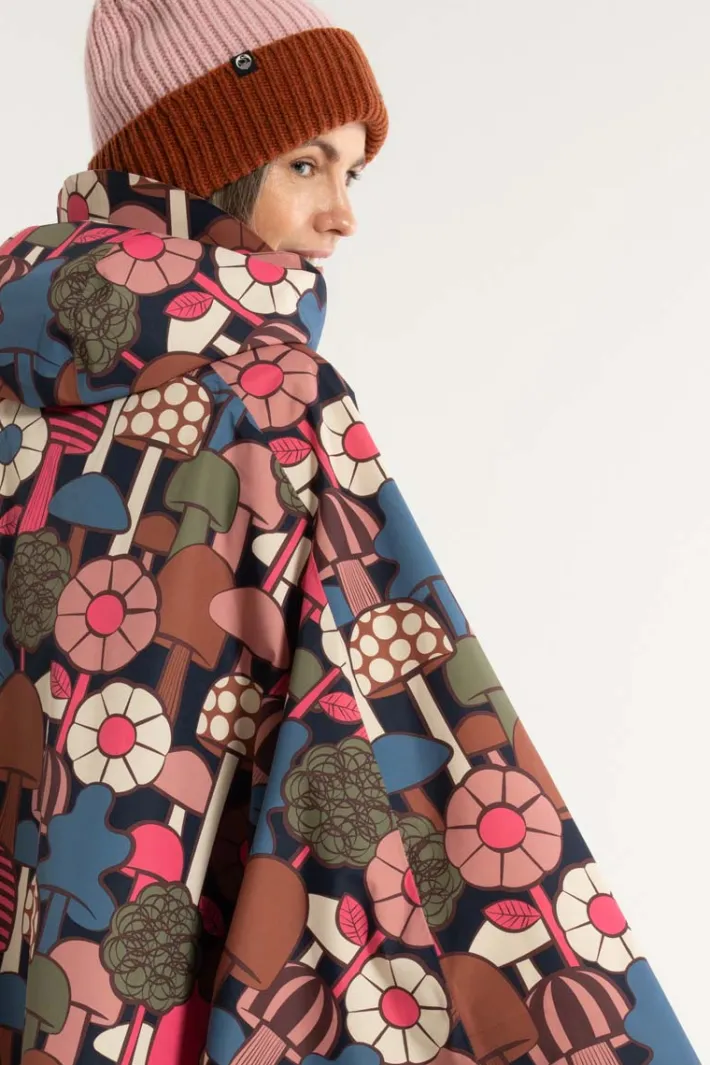 danebodil_rainponcho_dk_n_5.webp Danebodil Rainponcho Dk Navy MYKOLOGI