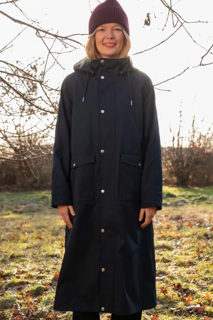 danegarden_raincoat_dark__0-1.webp Danegarden Raincoat Dark Navy