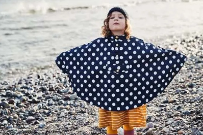 danela_poncho_navyoffwhit_1.webp Danela Poncho Navy/Offwhite DOTS