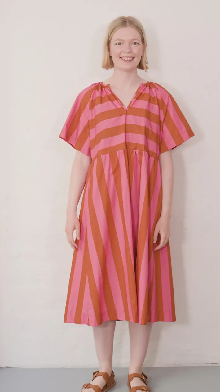 daneluft_smooth_poplin_dr_6.webp Daneluft Smooth Poplin Dress Bright Pink/Light Rust