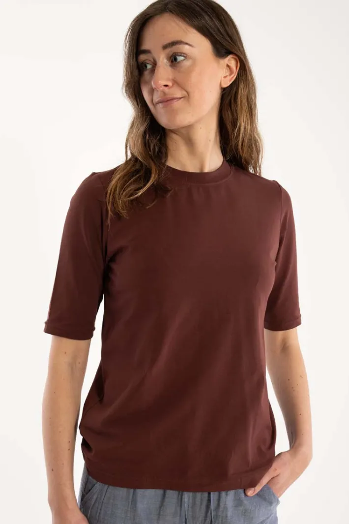 danepixi_tee_dark_bordeau_1.webp Danepixi Tee Dark Bordeaux