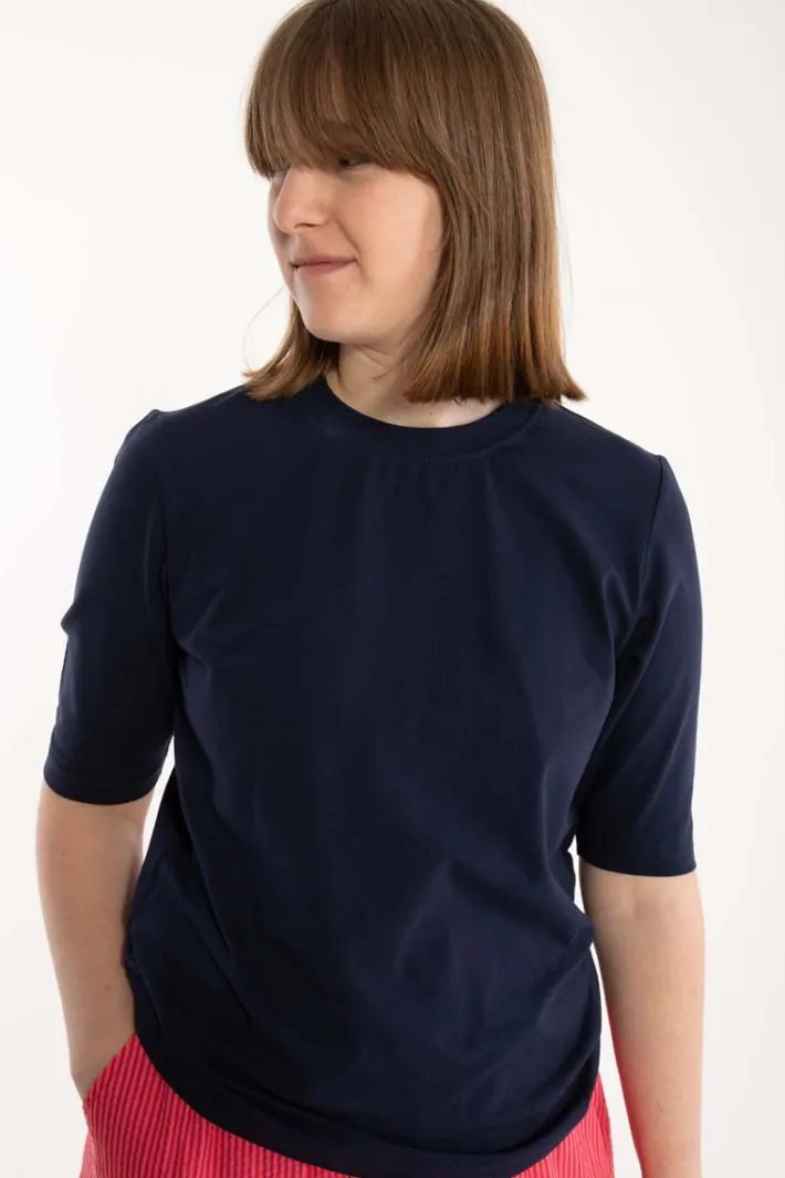 danepixi_tee_deep_navy_0.webp Danepixi Tee Deep Navy