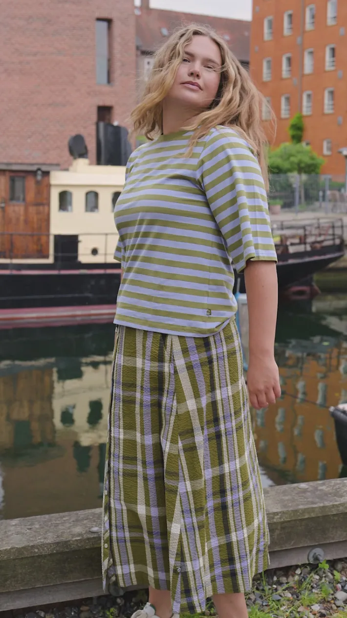 danevisit_searsucker_skir_5-1.webp Danevisit Searsucker Skirt Olive WOVENCHECK