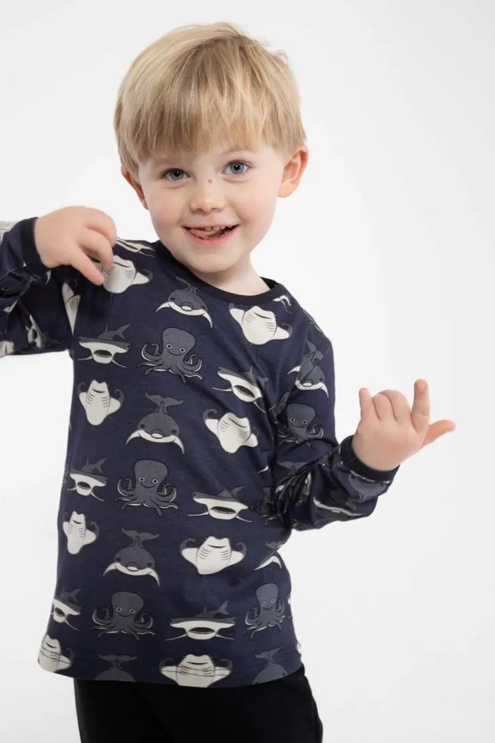 dyrroar_t_aopstrib_grey_m_2-1.webp Dyrroar T AOP/STRIB Grey Marine MARINELIV