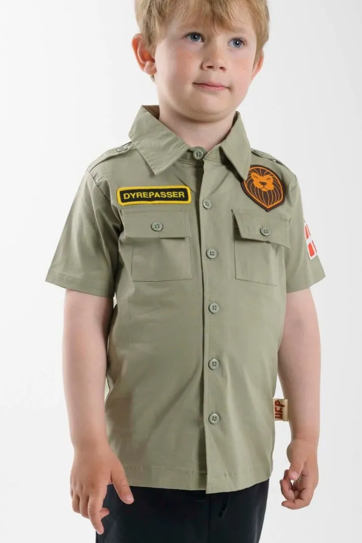 dyrsafari_shirt_sage_0.webp Dyrsafari Shirt Sage