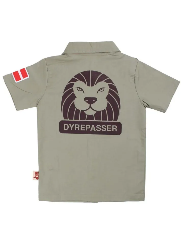 dyrsafari_shirt_sage_1.webp Dyrsafari Shirt Sage