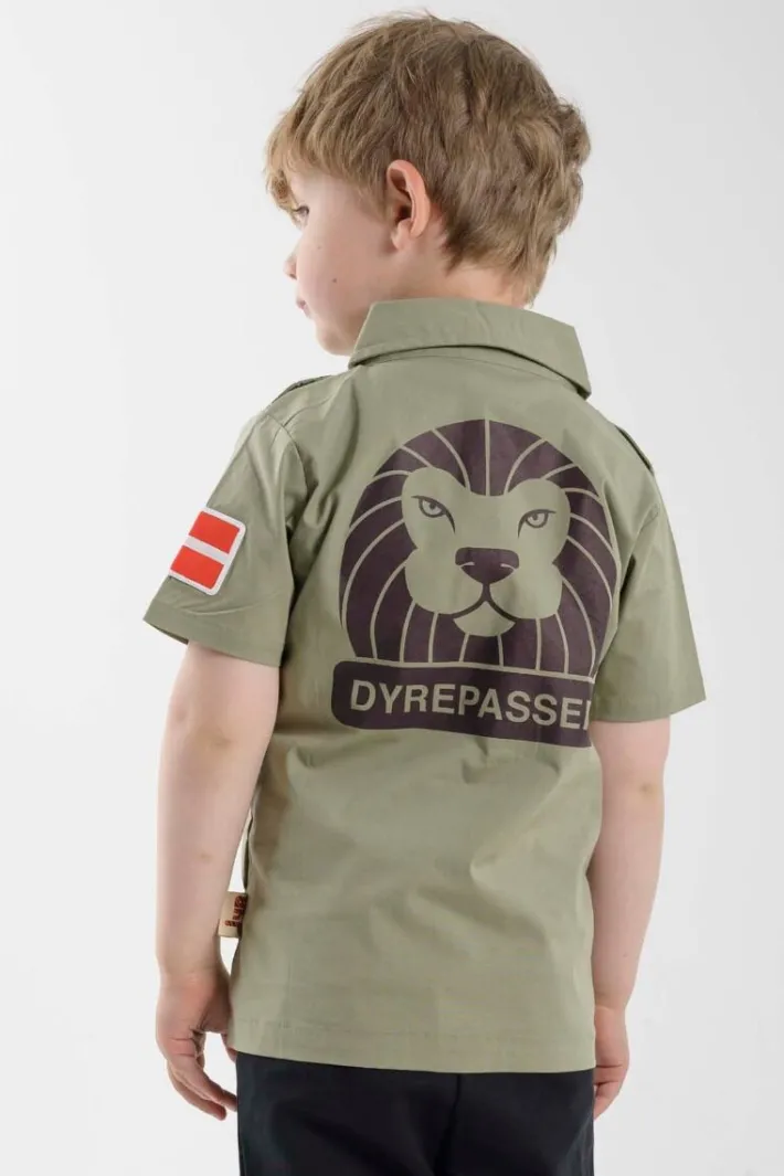 dyrsafari_shirt_sage_5.webp Dyrsafari Shirt Sage