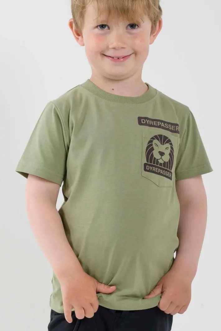 dyrsafari_tshirt_sage_0.webp Dyrsafari T-shirt Sage