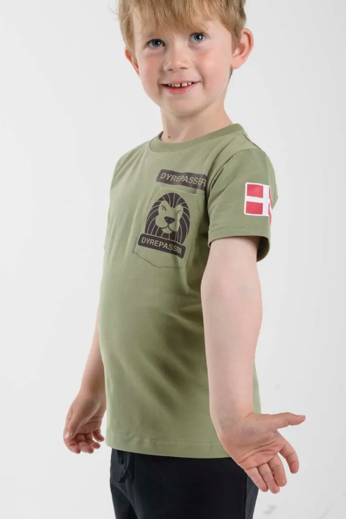 dyrsafari_tshirt_sage_4.webp Dyrsafari T-shirt Sage