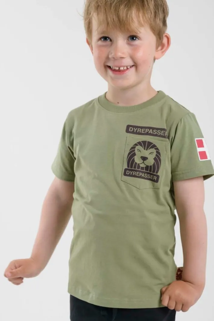 dyrsafari_tshirt_sage_5.webp Dyrsafari T-shirt Sage