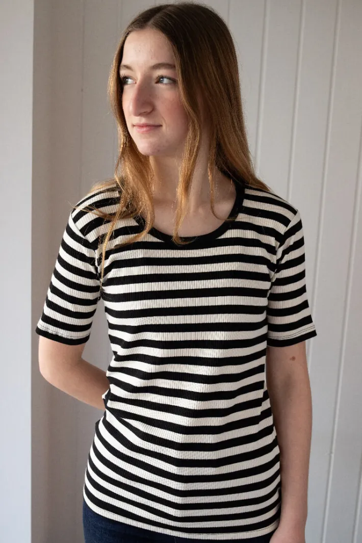 ess__danefriend_tee_black_0.webp ESS - Danefriend Tee Black/Chalk