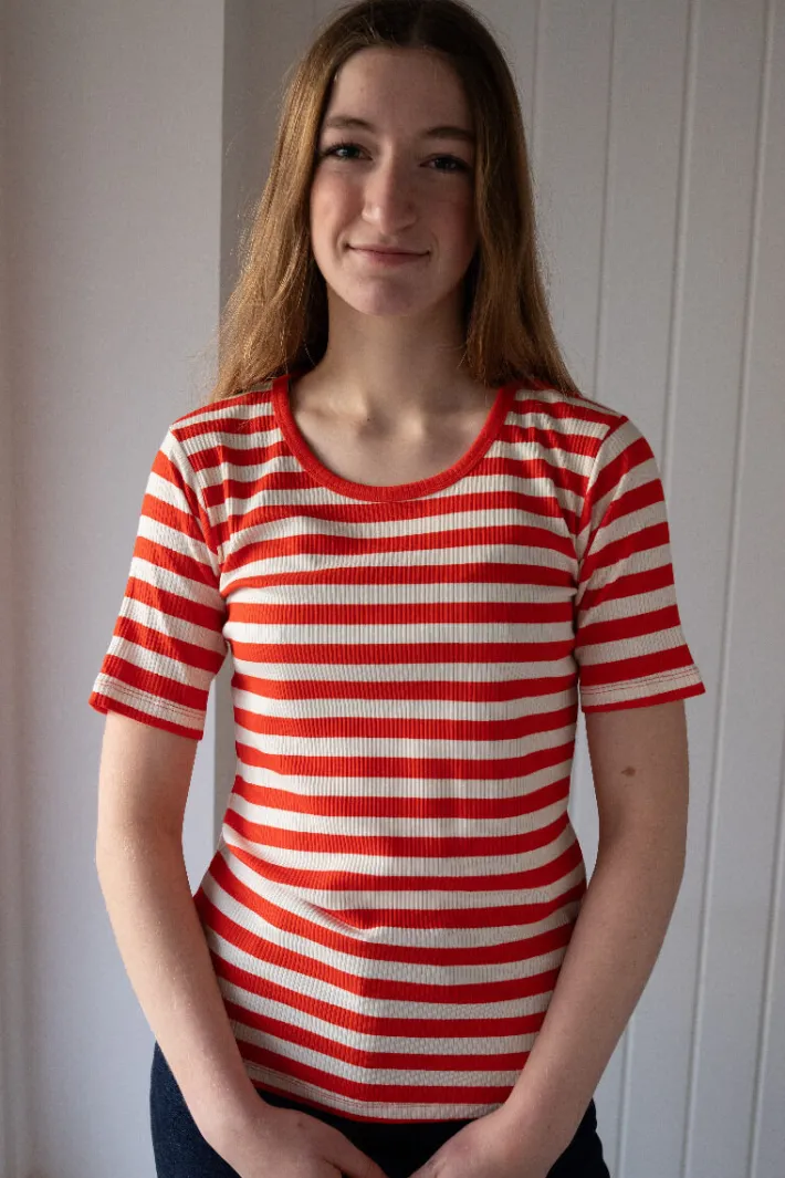 ess__danefriend_tee_brigh_0.webp ESS - Danefriend Tee Bright Red/Chalk