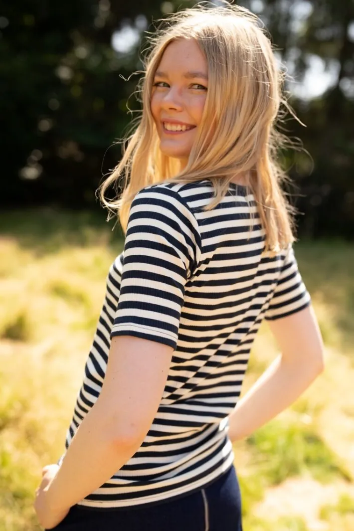 ess__danefriend_tee_dk_na_0.webp ESS - Danefriend Tee Dk Navy/Chalk