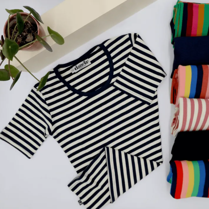 ess__danefriend_tee_dk_na_6-1.webp ESS - Danefriend Tee Dk Navy