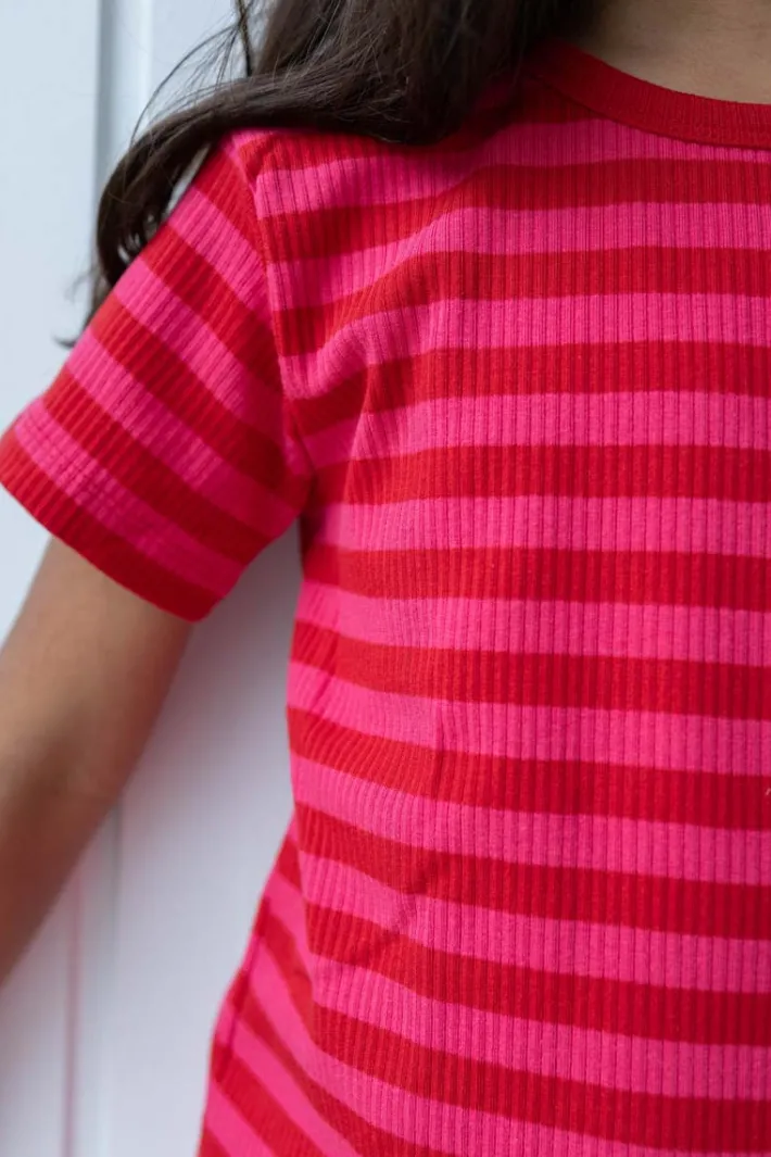 ess__danesoda_tee_rougepo_1.webp ESS - Danesoda Tee Rouge/Power Pink