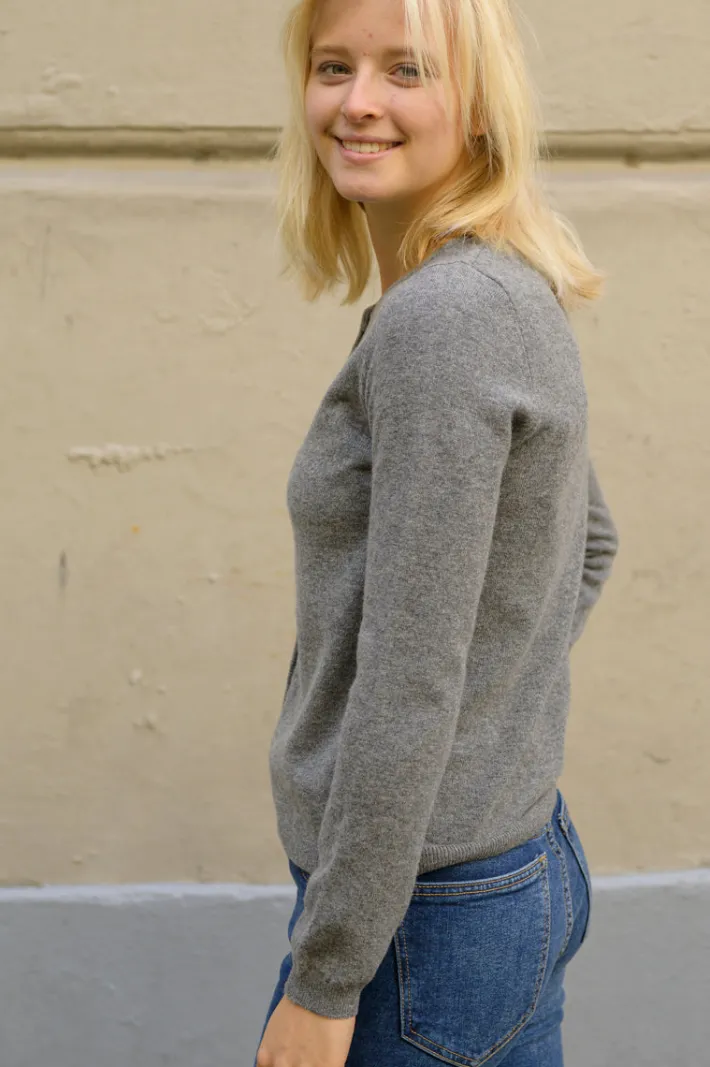 ess__forget_me_not_merino_1-7.webp ESS - Forget me not Merino Cardigan Heather Grey