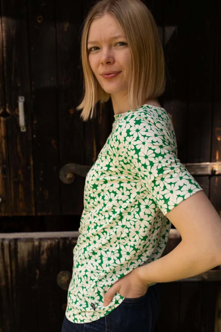 organic__daneboat_neck_sl_1.webp ORGANIC - Daneboat Neck Slub Tee Green Flower