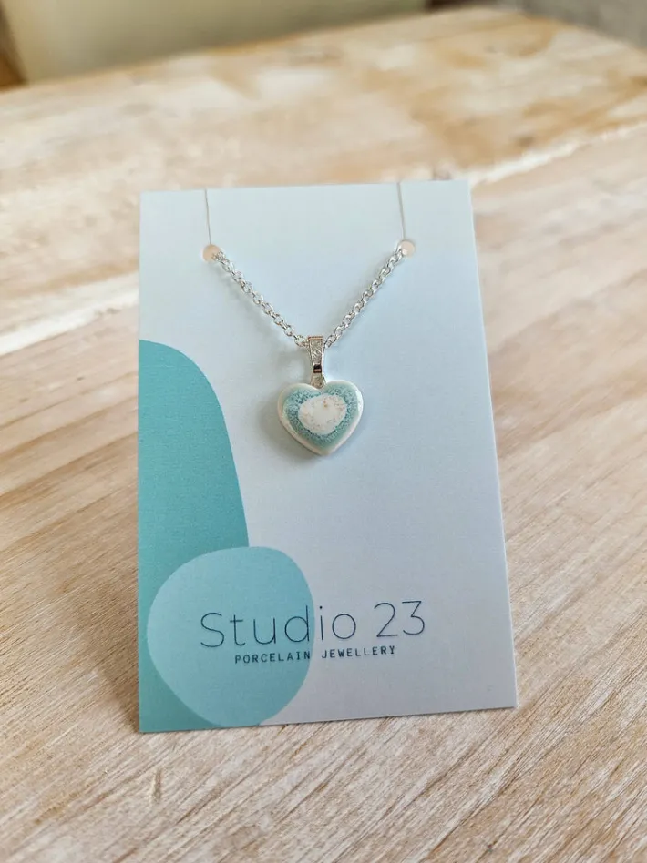 studio__heart_pendant_oli_14.webp Studio 23 Heart Pendant Olive